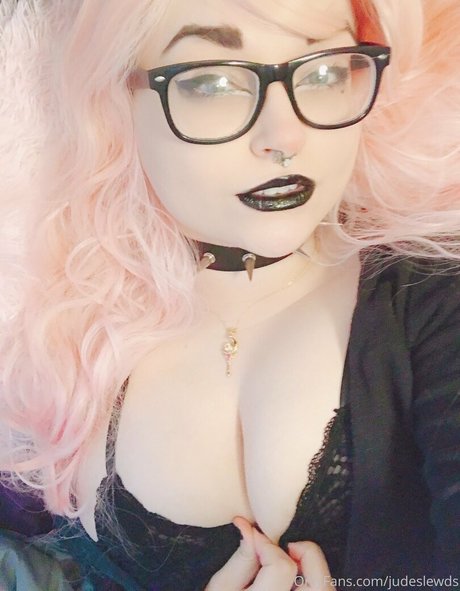 GothTamago star exclusive pics