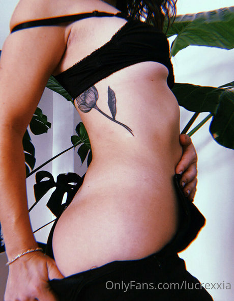 lucrexxia naked model picture