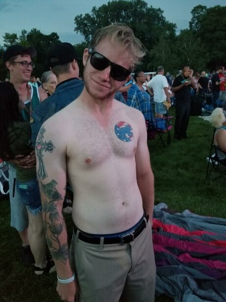 Riotvan pretty model img