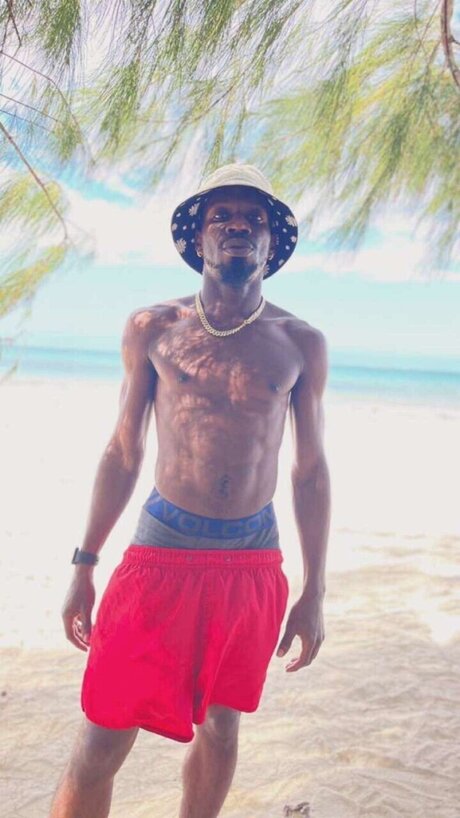 Le Magnifique pretty actress pic