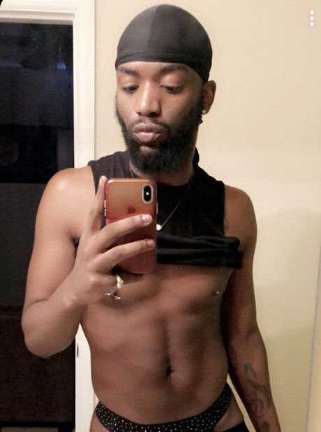 DjayeHenni model hd pics