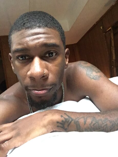 TreatEaterr_ exclusive model picture