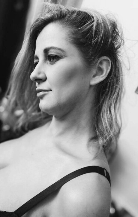 Little M hot actress pics