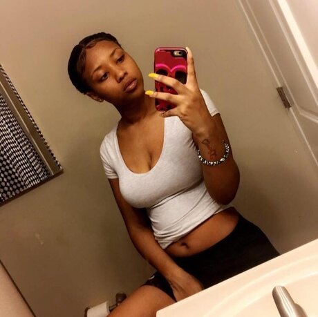 Lush Mami naked model gallery