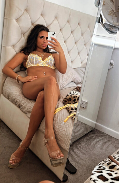 Valentina x adult actress img