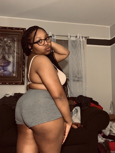 Esenaj model hot images