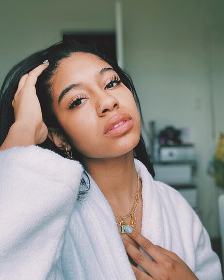 Yamz the tarot reader best model image