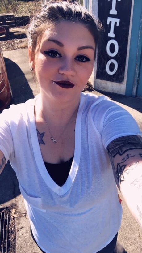 Raelynn Risqu_ star sexy pictures