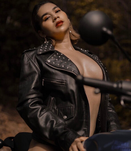 Sara Nadine sexy model gallery