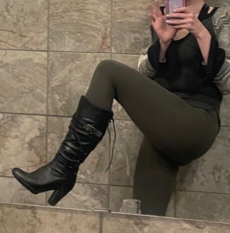 _Mistress Linda pornographic model image