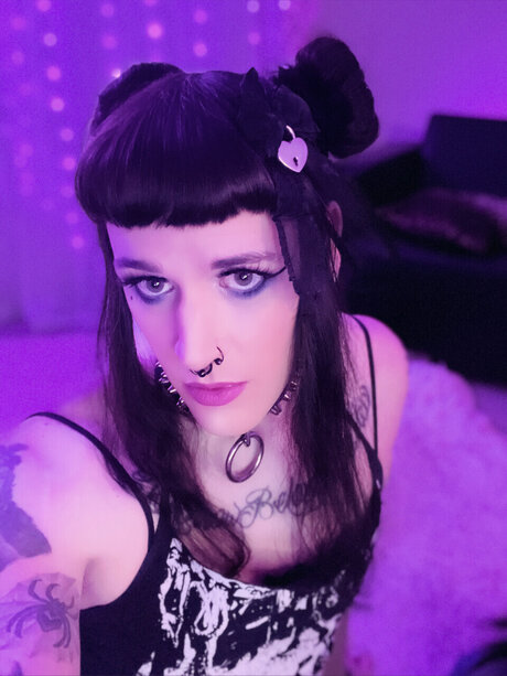 Zoe Deville hot model pic