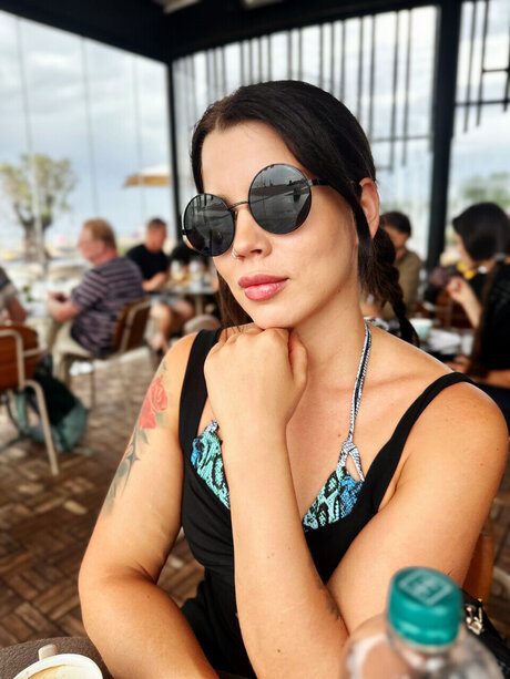 Queen W model nice pictures