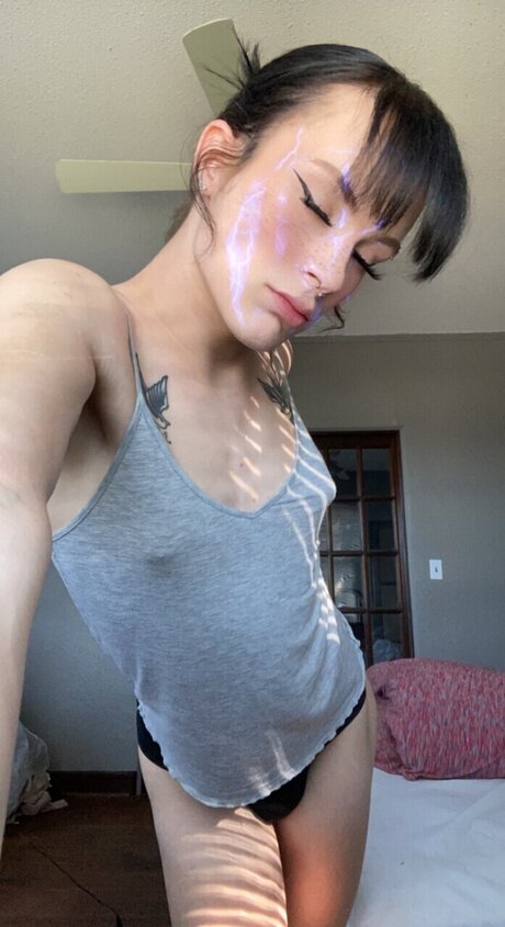 QveenV pornstar exclusive img