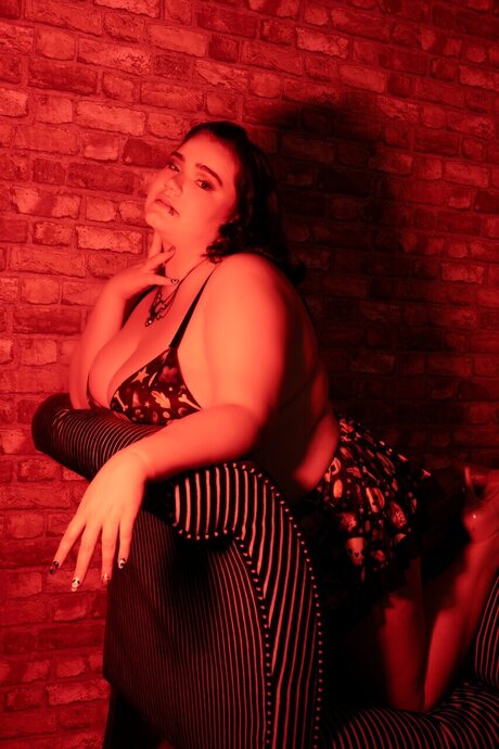 Queenie s Curves pornstar sex pic