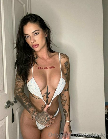 ashhsky adult model picture