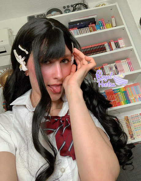 royalpantsu erotic model pic