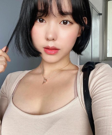 Hyerininng model pretty images