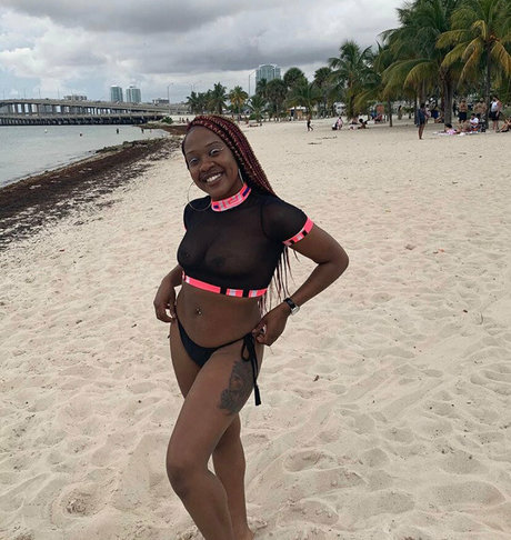 illnanaa nude model picture