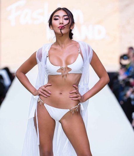 Asya Sun high quality model pic