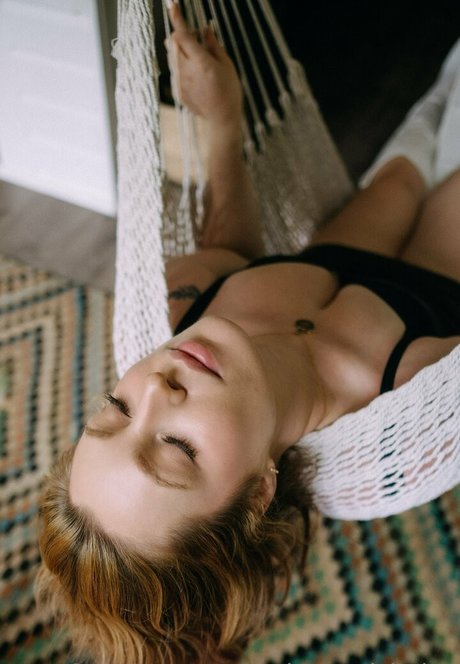 Sarah Can model image