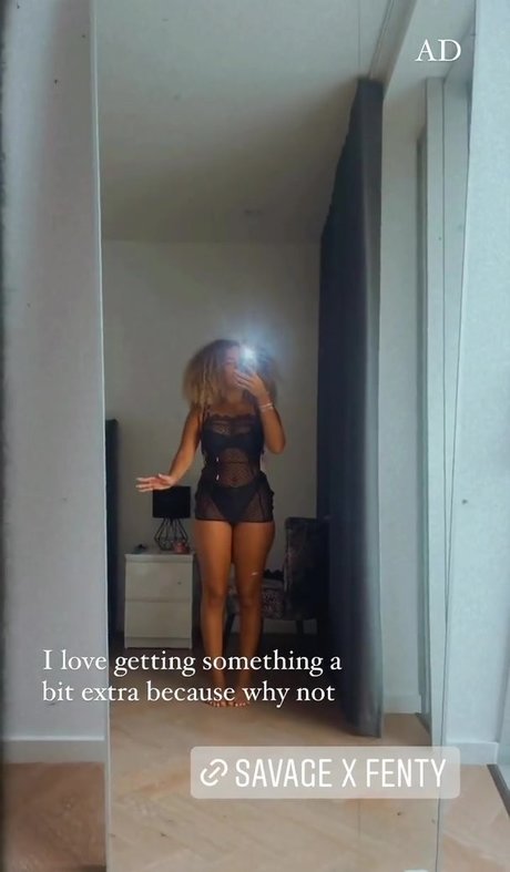 Amber Gill star naked pics