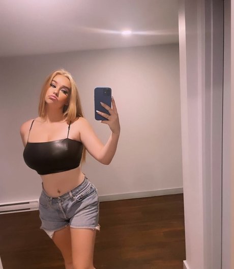 haileyyfriz model sexy picture