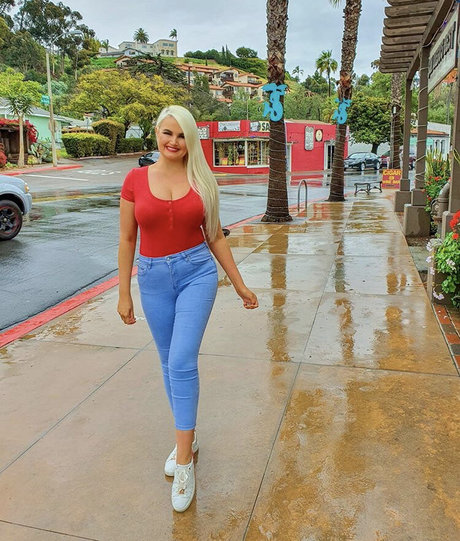 Zandra May art model gallery