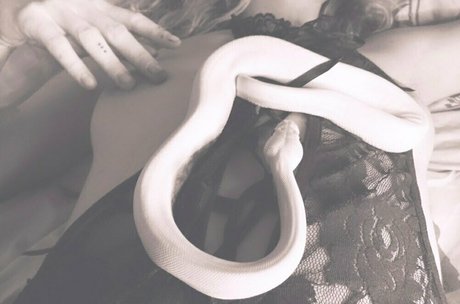 artnvenom exclusive model photo