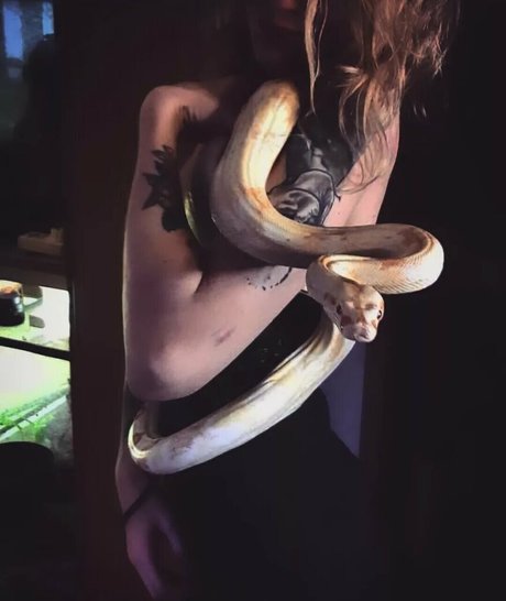 artnvenom model exclusive image