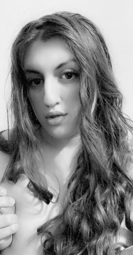 scarlettshadets exclusive model image