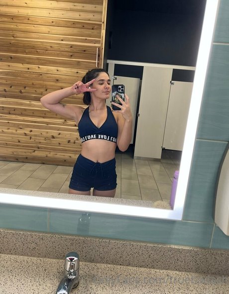 truebadash top model image