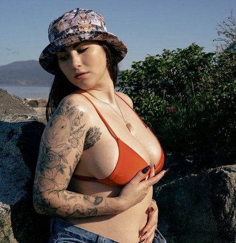 Angela Amethyst nude model photo