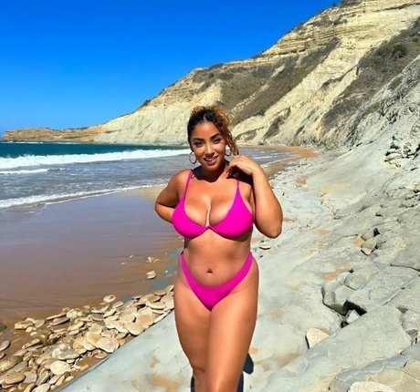 yinamenez naked actress galleries