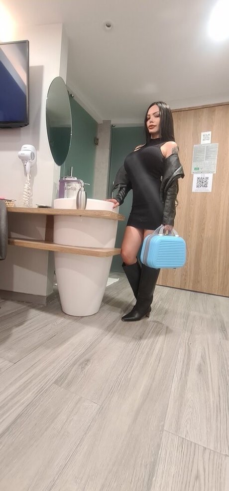 Nicol Loveee model pics