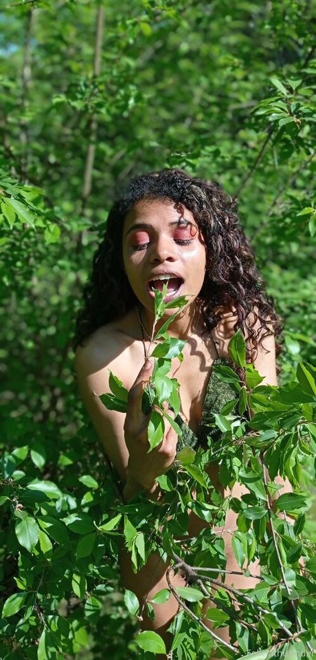 feliciathunnder erotic model img