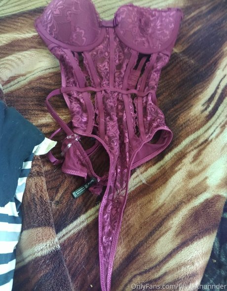 feliciathunnder art model image