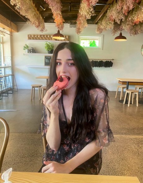 Venus Moorez nude model images