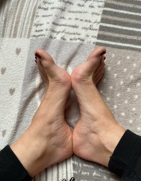 feetronnie exclusive model images