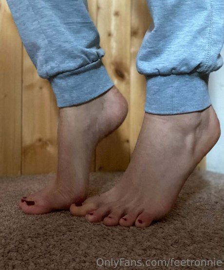 feetronnie model sexy pictures