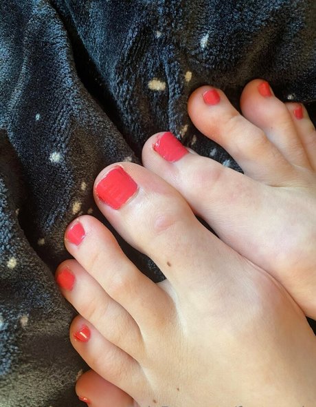 feetronnie art actress pics