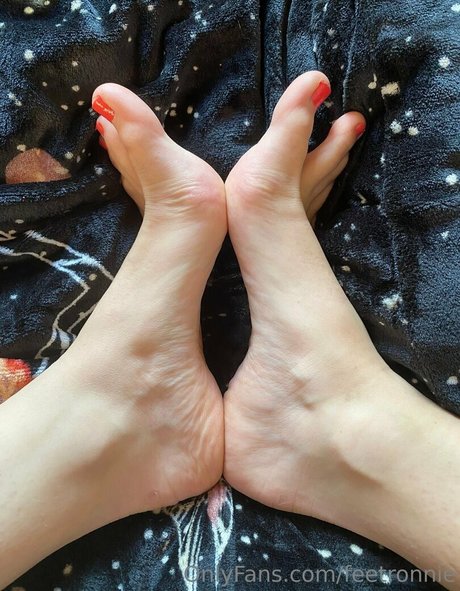 feetronnie hd model pic