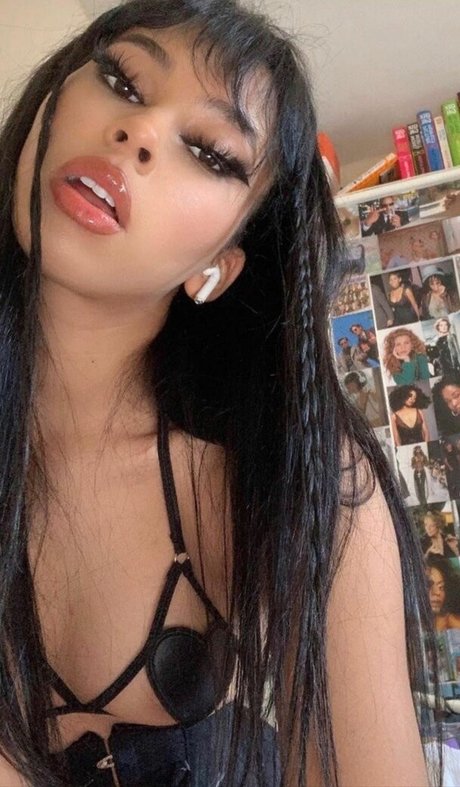 Charvotte model naked images