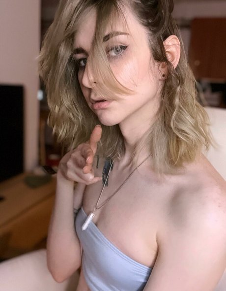 Miss Crows Nest model hot photo