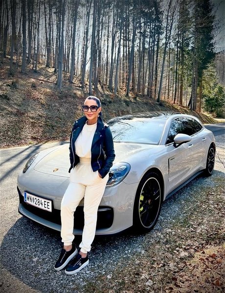 Onlyheni sexy pornstar img