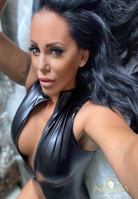 Onlyheni model nice photos