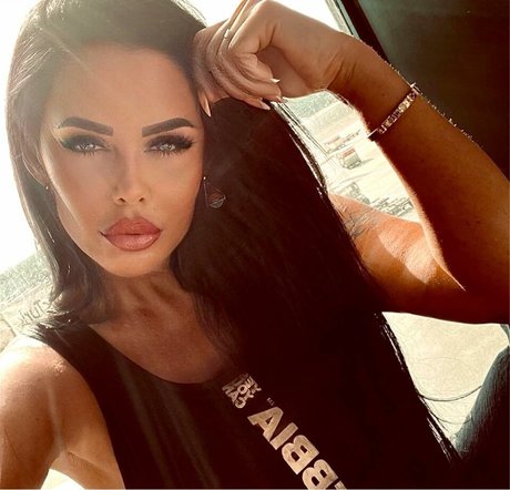 Onlyheni hot pornstar pic