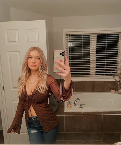 Emma Welyki porn actress photo