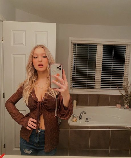 Emma Welyki pornographic model pictures