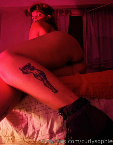 curlysophie top model pics