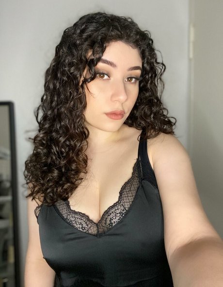 Yazzi model pretty photos